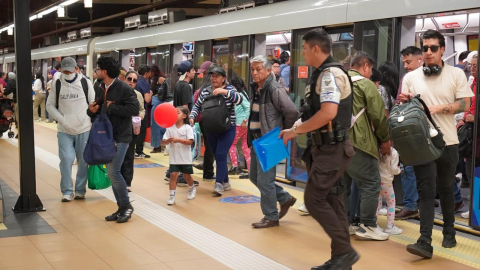 Usuarios del Metro de Quito descienden de uno de sus trenes en octubre de 2026.