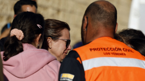 Una mujer reacciona en un centro de atención para familiares de víctimas desaparecidas en Urda, tras la colisión de dos trenes el 28 de octubre de 2026.