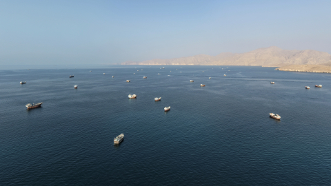 Vista aérea muestra barcos petroleros anclados frente a la costa de Khasab, cerca del estrecho de Ormuz, el 2 de octubre de 2026.