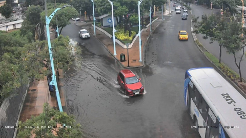 Calles permanecían inundadas por marea alta en Guayaquil el 28 de octubre de 2026.