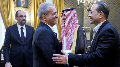 El presidente iraní, Masoud Pezeshkian (2.º izq.), estrecha la mano del jefe del ejército de Pakistán, Syed Asim Munir, durante una reunión en Teherán, el 26 de octubre de 2026.