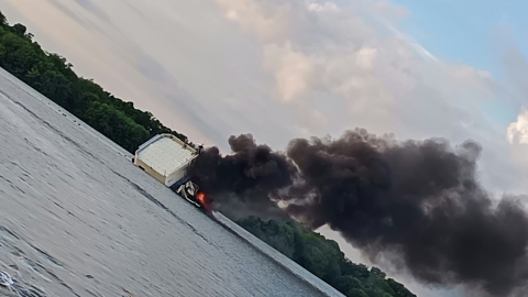 Incendio y hundimiento de estación guardacostas flotante de la Armada en la isla Puná, Guayaquil, 28 de octubre de 2026.