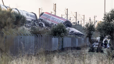 Los equipos de emergencia trabajan con maquinaria pesada en la zona del accidente ferroviario, un día después del siniestro, en Urda, Toledo.