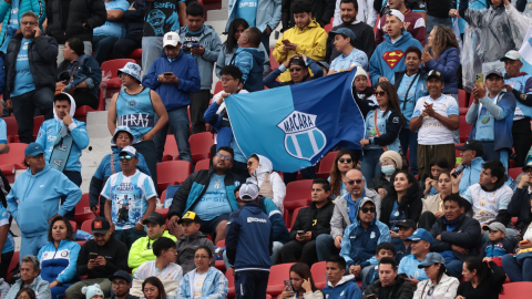 Hinchada de Macará presente en el partido frente a Liga de Quito, en el estadio Rodrigo Paz Delgado, el 25 de octubre de 2026.