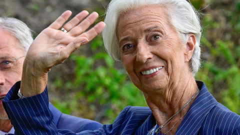 La presidenta del Banco Central Europeo (BCE), Christine Lagarde, saluda con la mano al marcharse tras una conferencia de prensa en Berlín, el 10 de septiembre de 2026.