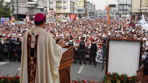 Una multitud de fieles participa en la celebración de la fiesta de Cristo Rey en Guayaquil, en 2024.