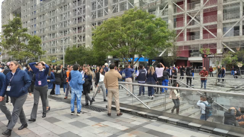 Simulacro de evacuación por sismo en los exteriores de la Plataforma Gubernamental, en el norte de Quito, este 29 de octubre.