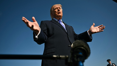 El presidente de Estados Unidos, Donald Trump, habla con los periodistas antes de subir al Air Force One, 29 de octubre de 2026.
