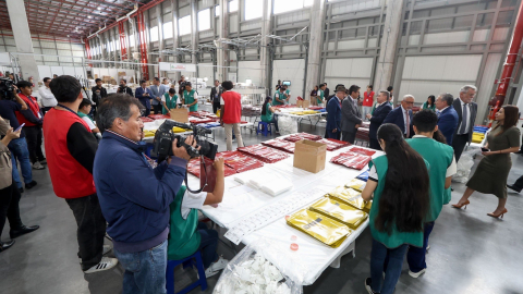 El Consejo Nacional Electora (CNE) recorrió el 26 de octubre de 2026 las instalaciones de la empresa que elabora los paquetes electorales.