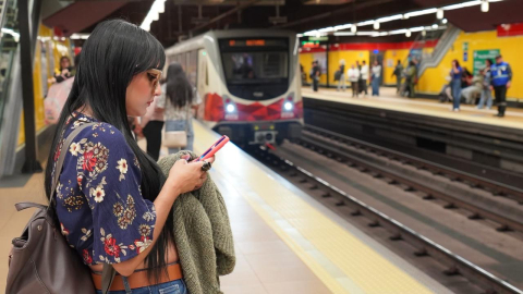 Una usuaria del Metro de Quito espera abordar unos de sus trenes en octubre de 2026.