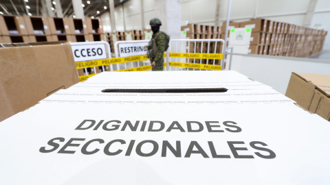 Imagen de una urna para las elecciones seccionales 2027, en el centro de armado de paquetes electorales, en Quito, el 26 de octubre de 2026.