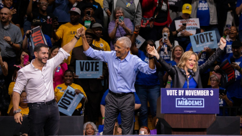 El expresidente Barack Obama junto a uno de los favoritos para el Senado, el candidato Abdul El-Sayed, en un evento en Michigan, Estados Unidos, el 24 de octubre de 2026.