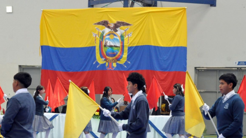La bandera con el escudo de Ecuador durante la jura de la bandera en un colegio en Cuenca, 26 de octubre de 2026.