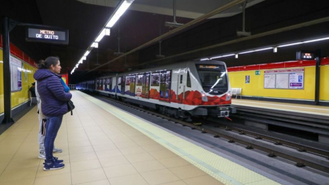 Usuarios en el Metro de Quito, que tendrá un cambio de horarios durante el feriado nacional en Ecuador.