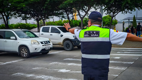 Un agente de la Comisión de Tránsito del Ecuador (CTE) coordina la circulación vehicular en la vía Samborondón, sector Plaza Batán, el 9 de septiembre de 2026.