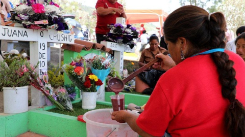 Imagen de archivo de las tradiciones por el Día de los Difuntos en un cementerio de Quito, 3 noviembre de 2022.