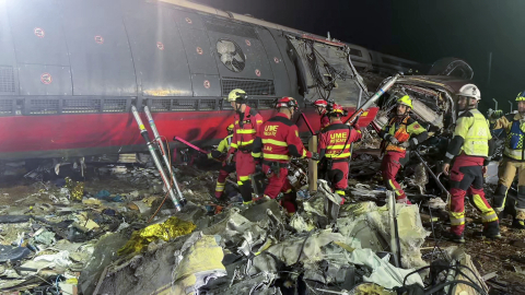 Esta imagen, extraída de un vídeo difundido el 29 de octubre de 2026, muestra a miembros de la Unidad Militar de Emergencias (UME) de España preparándose para retirar los vagones dañados tras la colisión entre dos trenes.