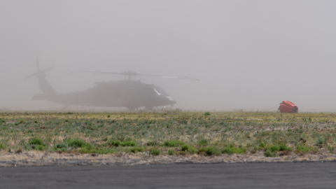 Imagen referencial de un helicóptero aterrizando en el aeropuerto de Lakeview, Oregon, 22 de julio de 2021.