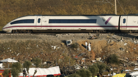 Investigadores trabajan en la zona del choque de dos trenes de alta velocidad en Urda, Toledo, España.