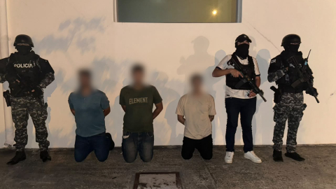 Los tres sospechosos detenidos por la Policía tras un secuestro reportado en Manta, Manabí, 29 de octubre de 2026.