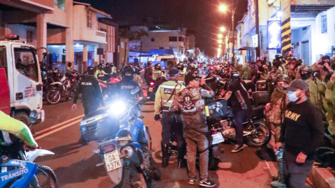 Agentes de tránsito, policías y militares realizan controles a motociclistas durante el operativo contra la denominada 'Rodada del Terror', en Guayaquil, la noche del 29 de octubre de 2026.