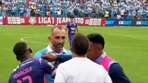 El delantero de Sporting Cristal, Hernán Barcos, confrontando al DT de Alianza Lima, Pablo Guede, durante un partido el jueves 29 de octubre de 2026.