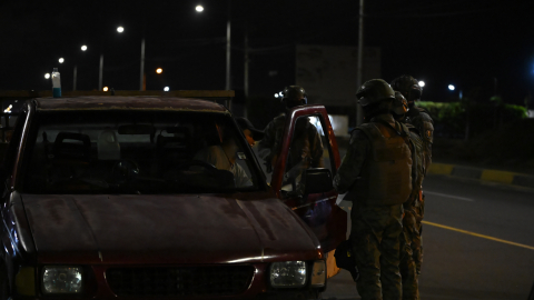 Militares chequean a un conductor en Manta, en el anterior toque de queda en Manabí, Ecuador, el 11 de septiembre de 2026.