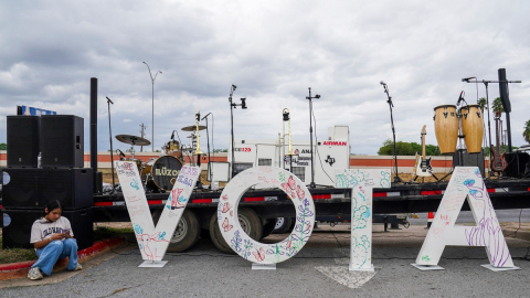 Un gran cartel con la palabra 'Vota' descansa afuera de un mitin político en Texas, el 25 de octubre de 2026.