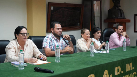 El alcalde de Vinces, Alfonso Montalván (centro), en una sesión del Concejo Municipal el 16 de octubre de 2026.
