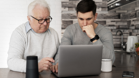Abuelo aprendiendo a proteger sus datos