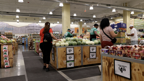 Personas realizan compras en un supermercado el 14 de octubre de 2026 en Miami, Florida.