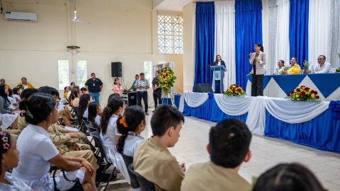 Estudiantes de bachillerato en una charla con la ministra de Educación, Gilda Alcívar, 30 de octubre de 2026