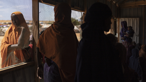 Mujeres somalíes recientemente desplazadas se reúnen para registrarse, mientras sus hijos son sometidos a exámenes de detección de desnutrición en un campamento para personas desplazadas internamente, situado a las afueras de Kismayo, el 22 de abril de 2026.