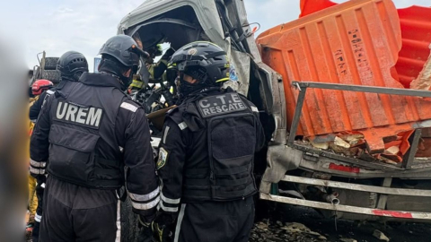 Personal de tránsito trabaja en un accidente que ocurrió el 30 de octubre en la vía Naranjal, del cantón Yaguachi, en Guayas.