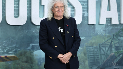 El músico británico Brian May posa a su llegada a la alfombra roja para el estreno mundial de la película 'The Dog Stars', en el centro de Londres, el 20 de agosto de 2026.