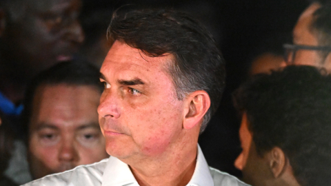 El excandidato presidencial Flavio Bolsonaro habla en una rueda de prensa el 25 de octubre de 2026, en el barrio Lago Sul, en Brasilia (Brasil).