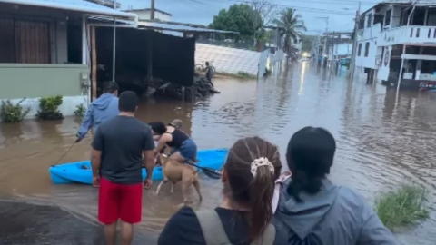 Una familia se moviliza en un bote en medio de la inundación en la isla Santa Cruz, Galápagos, el 31 d eoctubre de 2026.