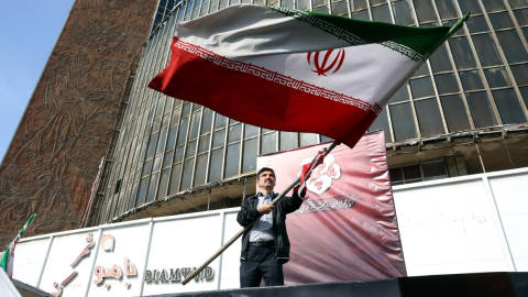 Un hombre sostiene la bandera nacional de Irán en una calle de Teherán, Irán, el 31 de octubre de 2026.