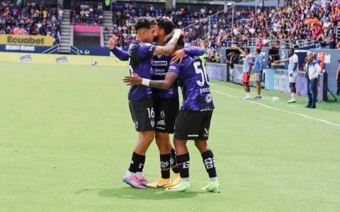 Jugadores de Independiente del Valle, durante un partido de LigaPro, el 3 de noviembre de 2024.