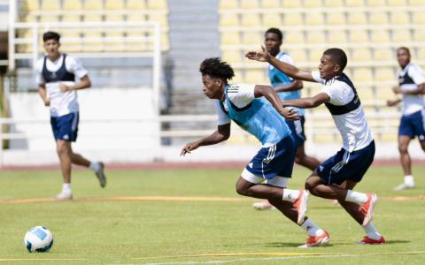 Jugadores de Emelec, durante un entrenamiento en Colombia, el 17 de enero de 2025.