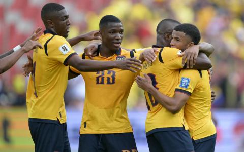 Los jugadores de la selección ecuatoriana de fútbol se abrazan después de un gol ante Venezuela, en Quito, el 21 de marzo de 2025.