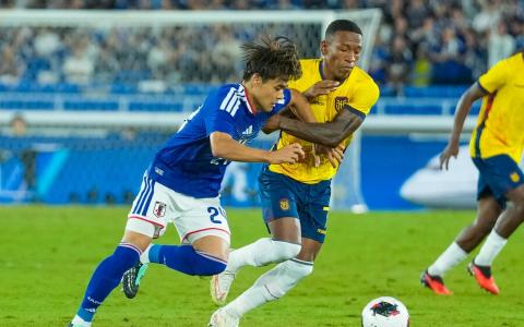 Pervis Estupiñán disputa una pelota en el partido ante Japón en Yokohama, el 1 de octubre de 2026.
