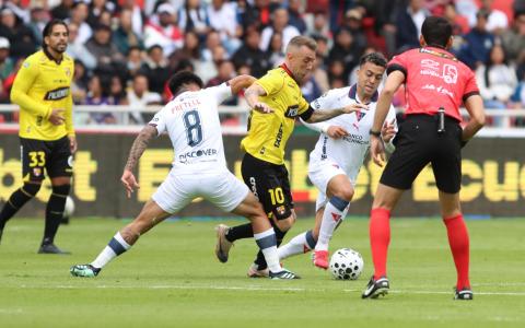 Jugadores de Liga de Quito y Barcelona SC, durante un partido de LigaPro, el 11 de octubre de 2026.