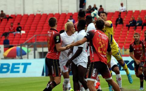 Deportivo Cuenca y Técnico Universitario disputan un duelo por la fecha 3 del hexagonal por del descenso en el estadio Serrano Aguilar.