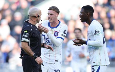 Cole Palmer y Moisés Caicedo reclaman al árbitro Paul Tierney durante el partido entre el Chelsea FC y Everton, del sábado 17 de octubre de 2026.