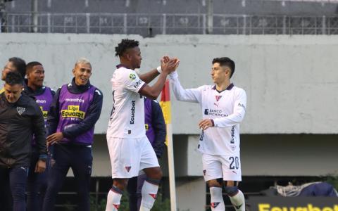 Michael Estrada y Fernando Cornejo, jugadores de Liga de Quito celebran el gol en el partido frente a Aucas, por la Fecha 3 del primer hexagonal de la LigaPro, el 17 de octubre de 2026.