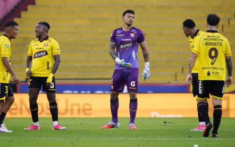 Los jugadores de Barcelona SC ante Universidad Católica, el viernes 18 de octubre, por la LigaPro.