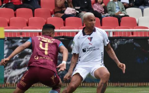 Deyverson, de Liga de Quito, maneja una pelota en el partido ante Macará en el estadio Rodrigo Paz Delgado, el 24 de octubre de 2026.