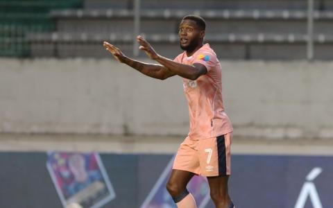 José Fajardo, jugador de Universidad Católica en acción durante el partido contra Independiente del Valle, por la Fecha 4 del primer hexagonal de la LigaPro, el 23 de octubre de 2026.