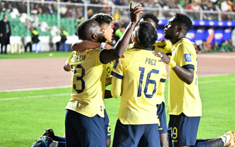 Los jugadores ecuatorianos festejan un gol ante Bolivia en La Paz, el 12 de octubre de 2023.